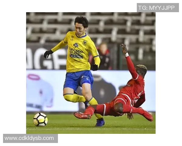 日本足球球星独特发型揭秘 从赛场到街头的时尚潮流风向标